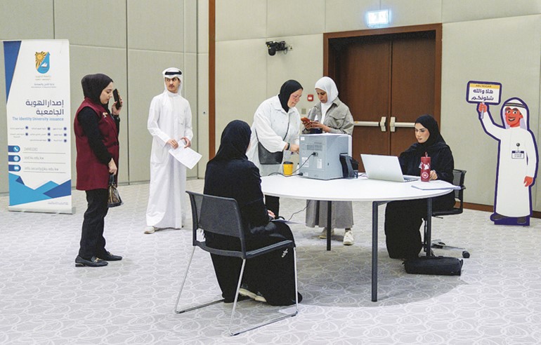 جانب من إجراءات إصدار الهوية الجامعية لعدد من الطلبة المستجدين في جامعة الكويت