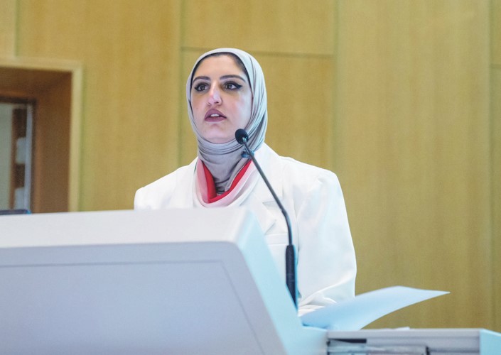 رئيس قسم الإرشاد بالتكليف في جامعة الكويت عائشة المقهوي خلال عرض تعريفي حول المسيرة الأكاديمية وخدمات الإرشاد