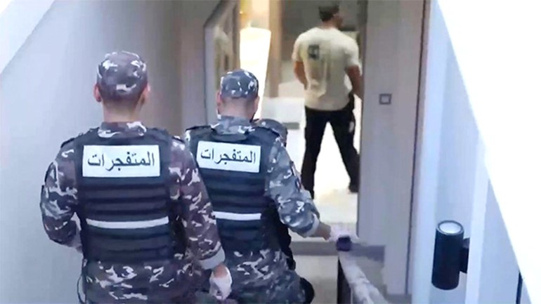 رجال مباحث أمن الدولة لدى مداهمة منزل المتهمين