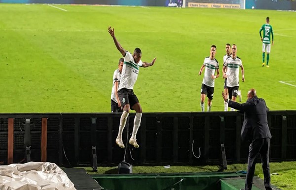 احتفال بهدف في الدوري البرازيلي يتحول إلى سقوط مفاجئ على درج نفق يؤدي إلى غرف الملابس