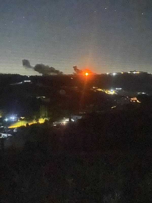 صورة نشرتها وسائل التواصل الاجتماعي لانفجارات جراء غارات إسرائيلية استهدفت الجنوب اللبناني
