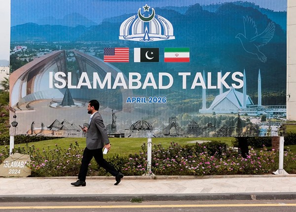 صورة ارشيفية لملصق جداري في احد شوارع إسلام آباد خلال استضافة باكستان المحادثات غير المباشرة بين واشنطن وطهران