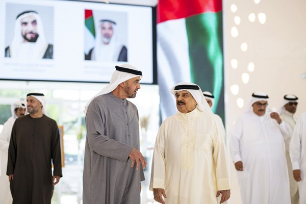 رئيس الإمارات وملك البحرين يبحثان التطورات الإقليمية والعلاقات الثنائية