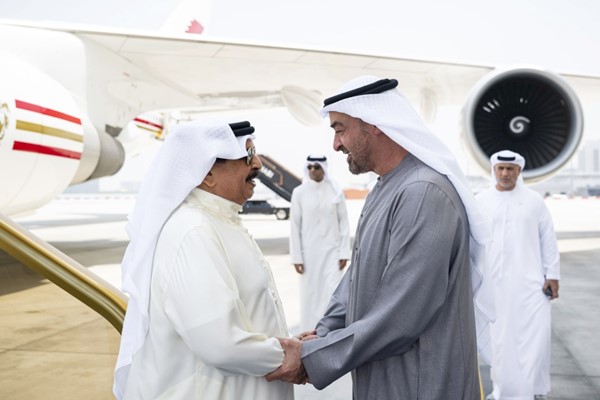 صاحب السمو الشيخ محمد بن زايد آل نهيان رئيس دولة الإمارات العربية المتحدة مستقبلا ملك البحرين الملك حمد بن عيسى آل خليفة (وام) 