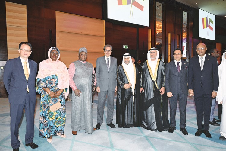 سفراء الامارات د.مطر النيادي وقطر علي بن عبدالله آل محمود وليبيا سليمان الساحلي وباكستان د.ظفر إقبال مع الحضور