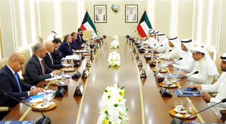 النائب الأول لرئيس مجلس الوزراء ووزير الداخلية الشيخ فهد اليوسف مترأسا الاجتماع ومدير دائرة المخابرات العامة في المملكة الأردنية الهاشمية اللواء أحمد حسني والوفد المرافق