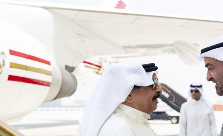 رئيس الإمارات وملك البحرين يبحثان التطورات الإقليمية والعلاقات الثنائية