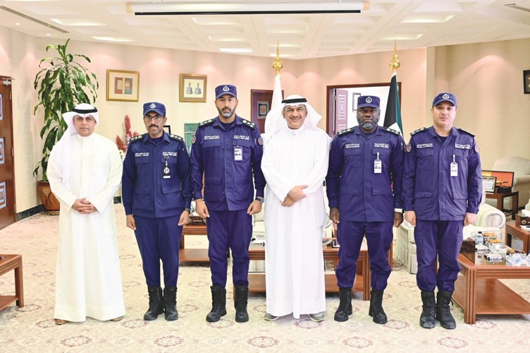 محافظ الجهراء حمد الحبشي مع مدير إدارة إطفاء المراكز الشمالية العميد علي العبدالرزاق والعميد عدنان صلبوخ رئيس مركز الشقايا والعميد طلال المحيسن رئيس مركز الصبية والعقيد فواز الوزق رئيس مركز المطلاع