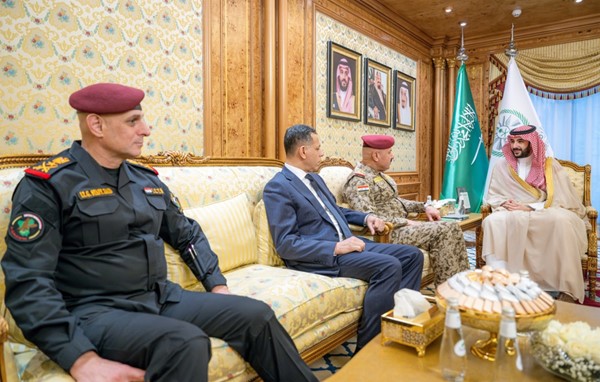 وزير الدفاع السعودي بحث مع مسؤول عسكري عراقي العلاقات العسكرية والدفاعية والتطورات الإقليمية