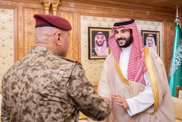 وزير الدفاع السعودي صاحب السمو الملكي الأمير خالد بن سلمان مستقبلا مدير مكتب القائد العام للقوات المسلحة العراقية الفريق الأول الركن عبد الأمير الشمري