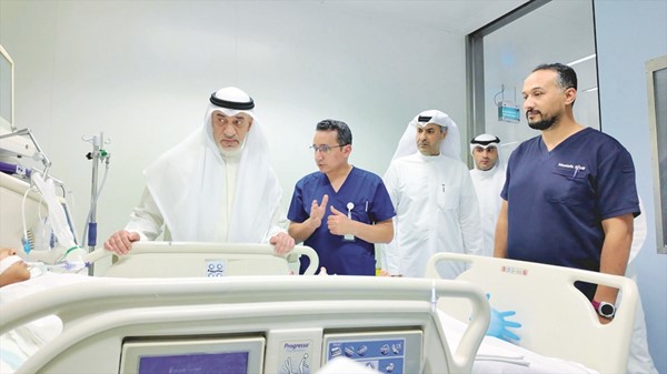 النائب الأول لرئيس مجلس الوزراء ووزير الداخلية الشيخ فهد اليوسف يطمئن على حالة أحد الطفلين