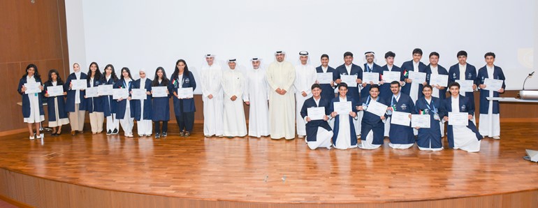 تكريم الطلبة المشاركين وتسليمهم شهادات المشاركة تقديرا لالتزامهم وتفاعلهم طوال فترة البرنامج
