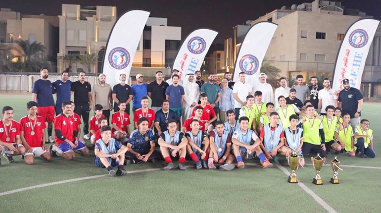 الوكيل المساعد للشؤون التعليمية بوزارة التربية ورئيس الاتحاد الكويتي الرياضي المدرسي والتعليم العالي م.حمد الحمد مع الطلبة المشاركين في البطولة