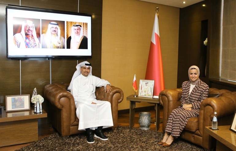 وزير الدولة لشؤون الشباب والرياضة د.طارق الجلاهمة مع وزيرة شؤون الشباب البحرينية روان توفيقي