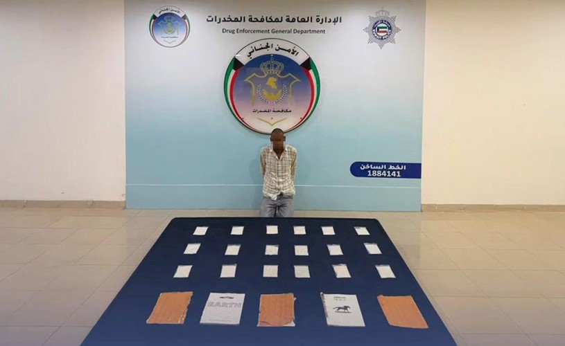بالفيديو الداخلية ضبط وافد جلب 2 كيلو شبو من دولة اسيوية داخل كتب واردة عبر الشحن الجوي