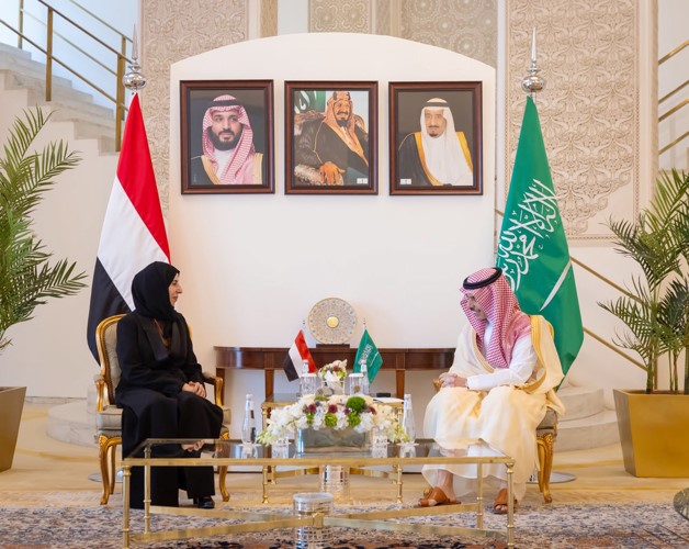 فيصل بن فرحان بحث مع وزيرة الخارجية اليمنية العلاقات الثنائية ومستجدات الأوضاع بالمنطقة