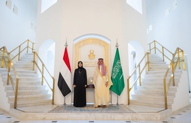 وزير الخارجية السعودي صاحب السمو الأمير فيصل بن فرحان مع وزيرة الخارجية اليمنية د.أفراح الزوبة