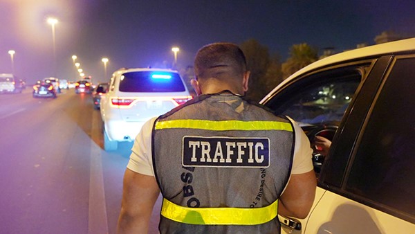 بالفيديو المرور تحيل 115 مركبة تجاوزت الخطوط الأرضية إلى حجز المركبات لمدة شهر
