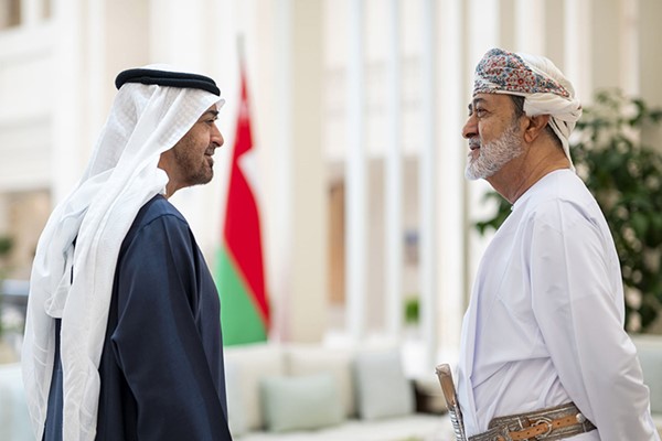 رئيس دولة الإمارات وسلطان عمان يبحثان العلاقات الأخوية بين البلدين والتطورات الإقليمية