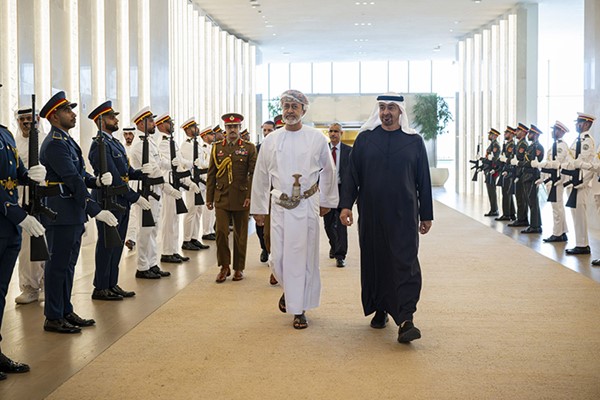 رئيس دولة الإمارات وسلطان عمان يبحثان العلاقات الأخوية بين البلدين والتطورات الإقليمية