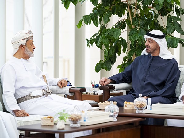  صاحب السمو الشيخ محمد بن زايد آل نهيان رئيس دولة الإمارات العربية المتحدة مستقبلا صاحب الجلالة السلطان هيثم بن طارق سلطان عمان (وام) 