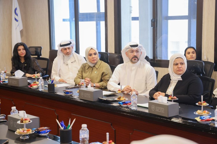 مدير عام الهيئة العامة للبيئة بالتكليف نوف بهبهاني والمتحدث الرسمي باسم الهيئة شيخة الإبراهيم ووفد الهيئة خلال زيارتهم إلى شركة النقل العام