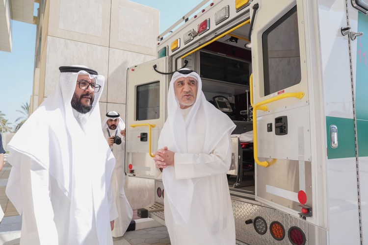 النائب الأول لرئيس مجلس الوزراء ووزير الداخلية الشيخ فهد اليوسف ووكيل وزارة الصحة الشيخ د. سلمان خليفة الصباح يتفقدان إحدى سيارات الإسعاف