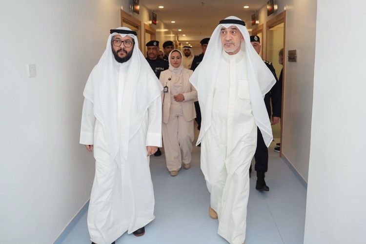 النائب الأول لرئيس مجلس الوزراء ووزير الداخلية الشيخ فهد اليوسف ووكيل وزارة الصحة
الشيخ د. سلمان خليفة الصباح خلال الجولة في العيادة