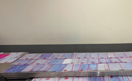 بالفيديو.. إحباط تهريب 228 ورقة مشبعة بـ«الكيميكال»