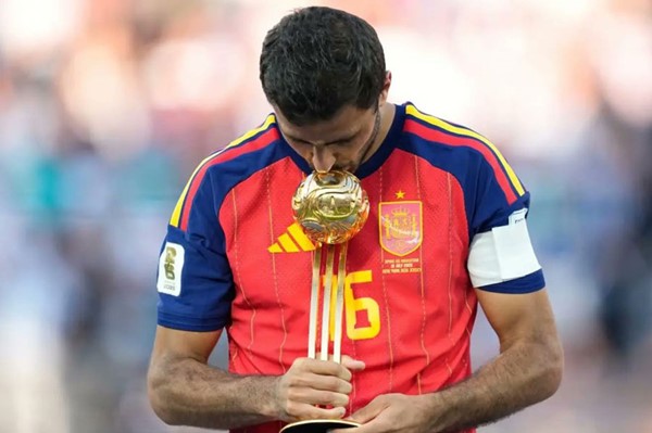 رودري يصل إلى برشلونة تمهيداً لانتقاله إلى النادي الكتالوني