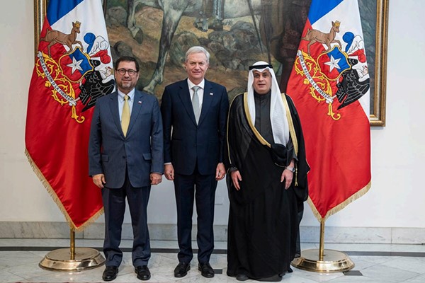 سفير الكويت لدى الأرجنتين عبدالعزيز البشر يقدم أوراق اعتماده سفيرا غير مقيم ومحالا لدى تشيلي