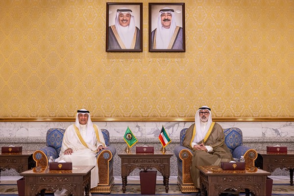 وزير الخارجية الشيخ جراح الجابر خلال استقبال الأمين العام لمجلس التعاون لدول الخليج العربية جاسم البديوي