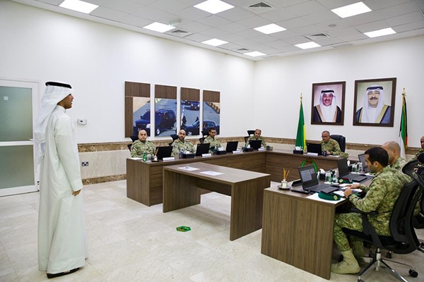  وكيل الحرس الوطني الفريق الركن حمد البرجس خلال اللقاء مع أحد الطلبة المتقدمين