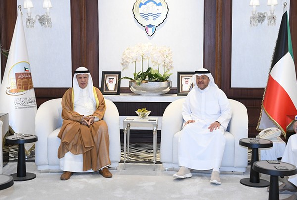  محافظ الفروانية ومحافظ العاصمة بالإنابة الشيخ عذبي الناصر خلال استقباله رئيس الجهاز المركزي لمعالجة أوضاع المقيمين بصورة غير قانونية صالح الفضالة