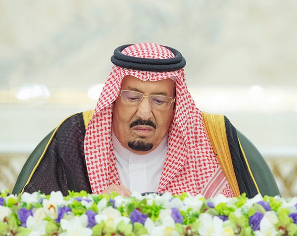 خادم الحرمين الشريفين الملك سلمان بن عبدالعزيز مترئسا جلسة مجلس الوزراء في مدينة جدة (واس)