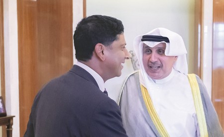 الأمير تسلم رسالة من رئيس وزراء المملكة المتحدة تناولت القضايا المشتركة والمستجدات الإقليمية والدولية