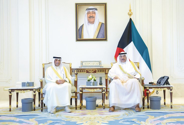 سمو ولي العهد الشيخ صباح الخالد مستقبلا الأمين العام لمجلس التعاون جاسم البديوي