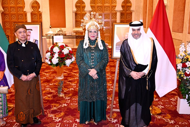 سفير قطر علي بن عبدالله آل محمود مهنئا