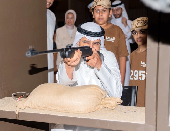 د.طارق الجلاهمة خلال التصويب بالبندقية ضمن فعاليات المعسكر
