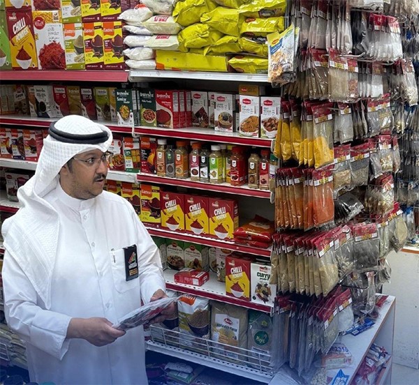 ضبط مخالفات في جولة على عدد من المحال والمنشآت التجارية في الجليب وإحالتها إلى النيابة