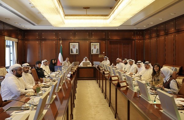 محافظ الأحمدي رئيس لجنة مبادرات التنمية الحضرية الخضراء الشيخ حمود الجابر نائب رئيس اللجنة الأمين العام للمجلس الوطني للثقافة والفنون والآداب د.محمد الجسار وأعضاء اللجنة المدير العام لبلدية الكويت منال العصفور ووكيل وزارة الأشغال العامة بالتكليف عيد الرشيدي والمدير العام للهيئة العامة لشؤون الزراعة والثروة السمكية بالتكليف سالم الحاي والمدير العام للهيئة العامة للبيئة بالتكليف نوف بهبهاني ووكيل وزارة الشؤون الاجتماعية للشؤون المالية والإدارية وشؤون التعاون بالتكليف د.سيد عيسى ونائب رئيس مركز العمل التطوعي خالد المير ومدير إدارة صيانة الطرق السريعة والجسور في وزارة الأشغال العامة خالد العصيمي وممثل الإدارة العامة للمرور بوزارة الداخلية نقيب م.د.أمل عبدالسلام وعضو ومقرر اللجنة المستشار فؤاد السلمان