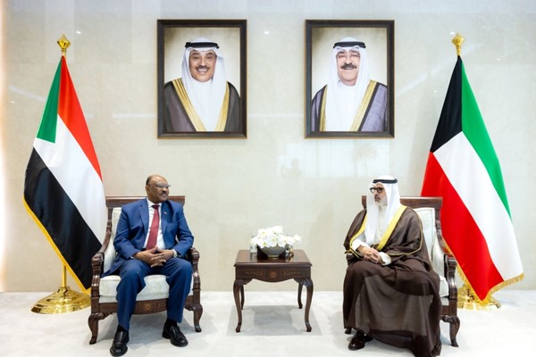 وزير الخارجية الشيخ جراح الجابر خلال اللقاء مع وزير الخارجية والتعاون الدولي في السودان محيي الدين سالم