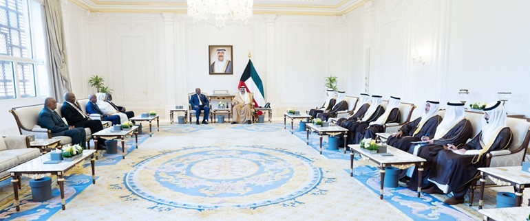 صاحب السمو تسلم رسالة خطية من رئيس مجلس السيادة الانتقالي بالسودان تتعلق بالعلاقات الثنائية وسبل تعزيزها وتنميتها في مختلف المجالات