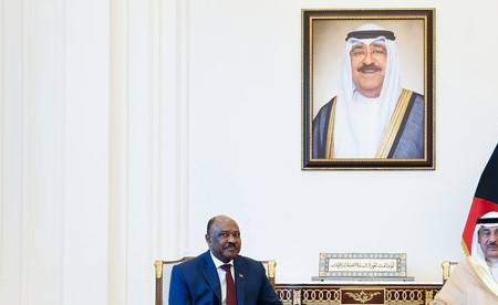 صاحب السمو تسلّم رسالة خطية من رئيس مجلس السيادة الانتقالي بالسودان تتعلق بالعلاقات الثنائية وسبل تعزيزها وتنميتها في مختلف المجالات