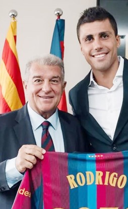 رودري عقب التوقيع لبرشلونة: أفكار فليك تجذبني كثيراً
