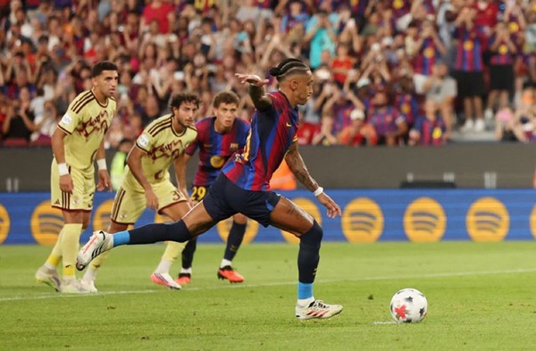 برشلونة يهزم الأهلي المصري ويتوج بكأس خوان غامبر