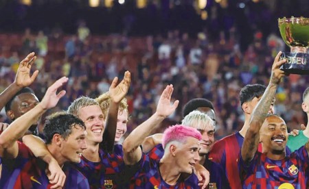 برشلونة بطلاً لكأس خوان غامبر بالفوز على الأهلي
