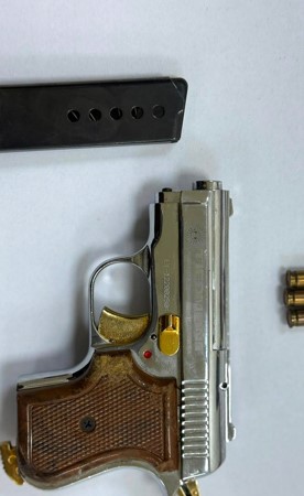 ضبط سلاحين و19 طلقة في مركبة بـ«النويصيب»