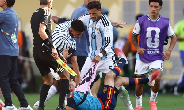 «فيفا» يوقف باريديس 10 مباريات ومولينا 7 مباريات والاتحاد الأرجنتيني 321 ألف دولار