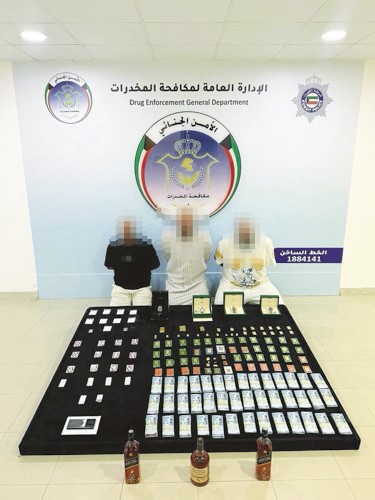 المتهمون وأمامهم المضبوطات من المخدرات والذهب والساعات الثمينة